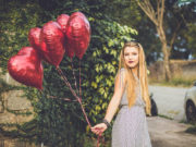 devojka sa balonima