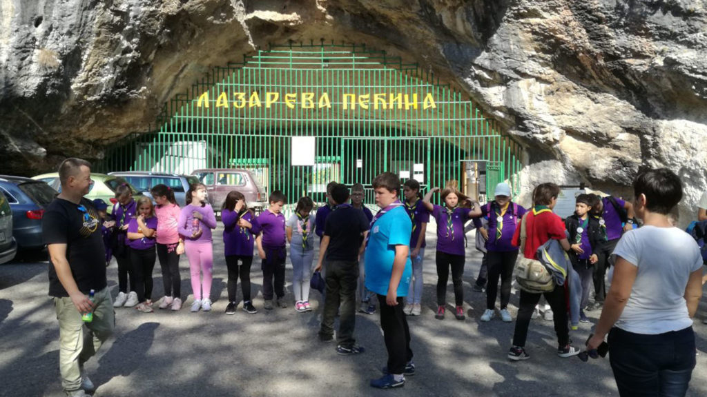 Izviđači odreda "Đorđe Simeonović" ispred Lazareve pećine