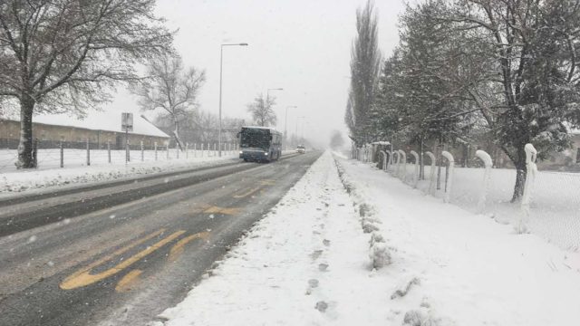 Sneg na putu otežava saobraćaj