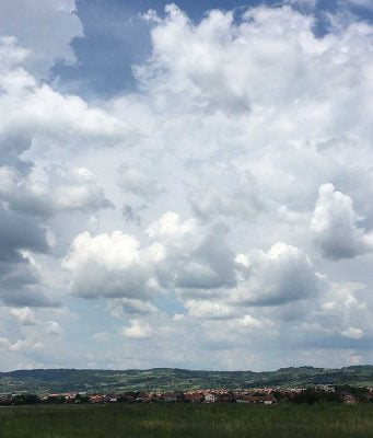STIŽE ZNAČAJAN PREOKRET VREMENA! Detaljna prognoza za vikend: Izdržite još sutra uz prohladan vetar, a onda sledi SKOK TEMPERATURE do čak 20 stepeni! Oblaci iznad Zaječara